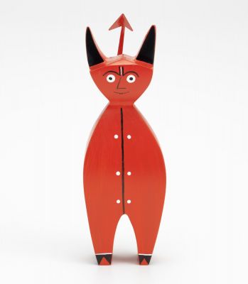 Vitra Wooden Doll Little Devil, rote Holzfigur mit Hörnern und Pfeil auf weißem Hintergrund.